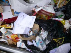 A Lausanne (Suisse), certains habitants essayent d'échapper à la taxe au sac en jetant leurs déchets en vrac.