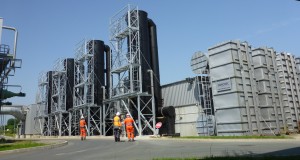 Le système de traitement de l'air de l'usine Biopole, avec les tours de lavage.