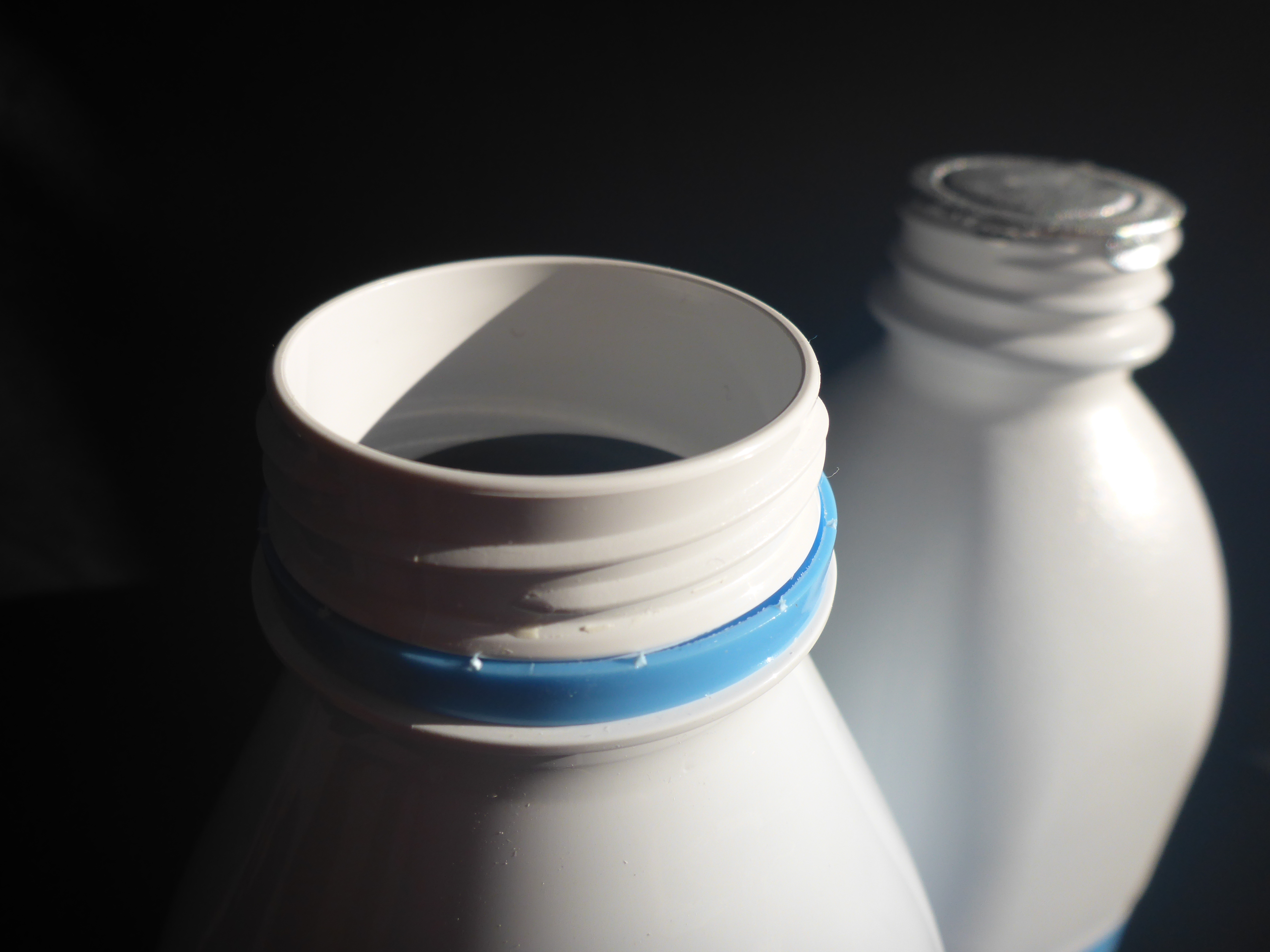 Des bouteilles de lait se laissent griser par le PET opaque