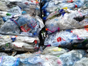 Emballages en plastique : le faible recyclage coûte cher aux contribuables français