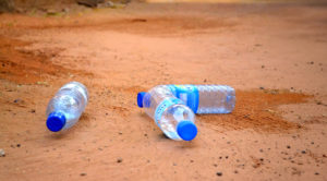 Consigne et « taxe plastique » européenne : les arguments mensongers d’Emmanuel Macron